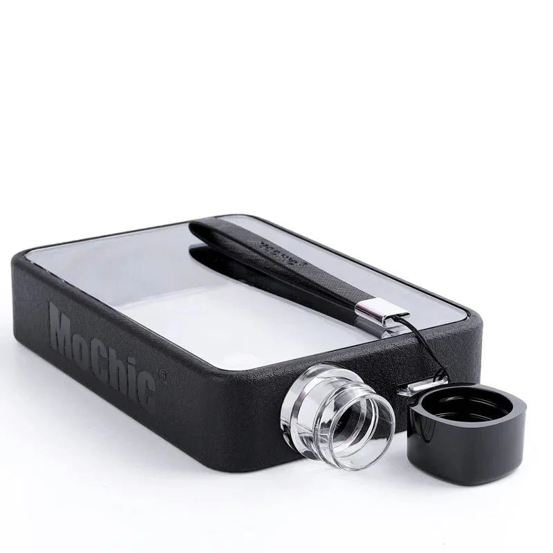 Flache transparente Wasserflasche