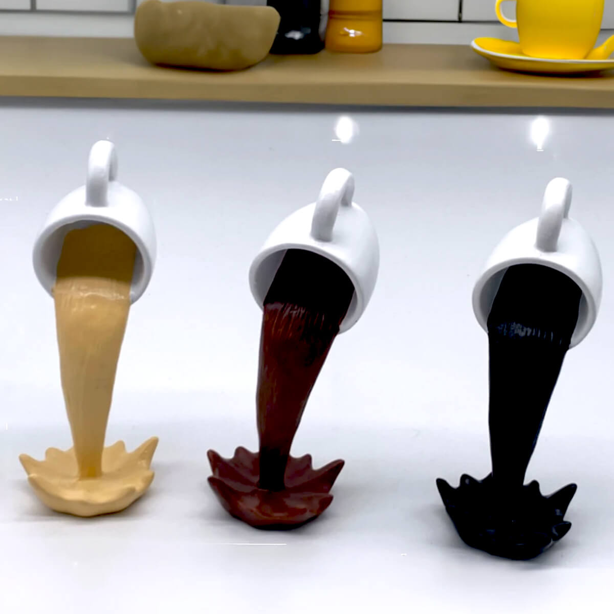 Schwebende Verschüttet Kaffee Tasse