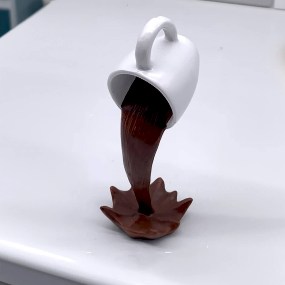 Schwebende Verschüttet Kaffee Tasse