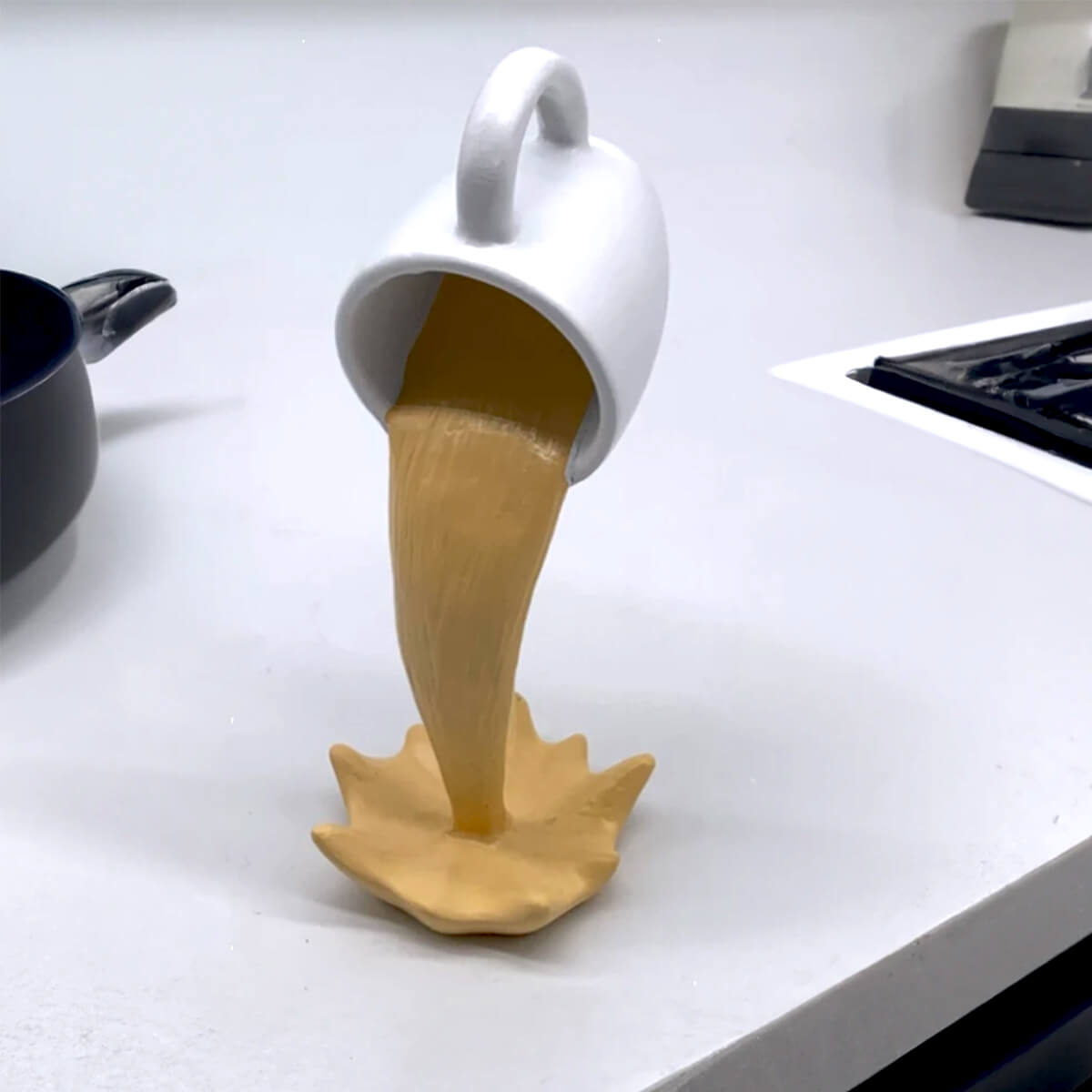 Schwebende Verschüttet Kaffee Tasse