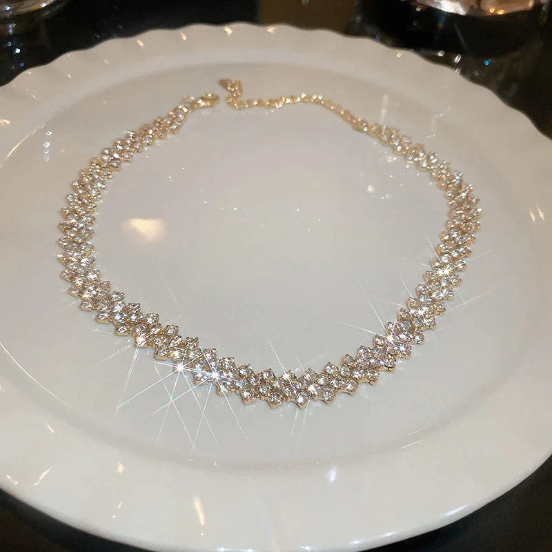 Frendorf | Geometrische Halskette mit goldenen Gala-Strasssteinen