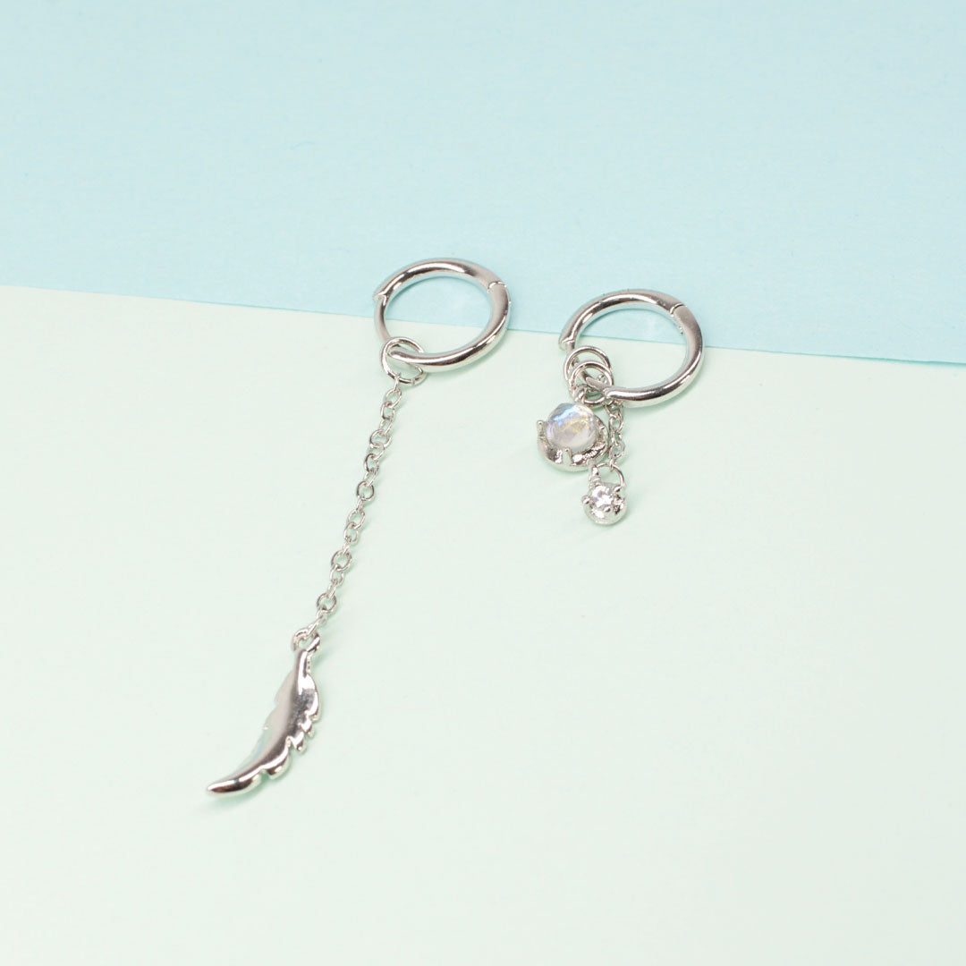 Frendorf | Federmondstein | Sterling Silber asymmetrische Feder Ohrringe, weißer Mondstein