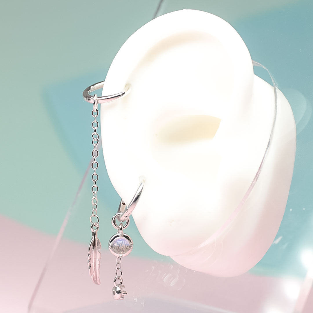 Frendorf | Federmondstein | Sterling Silber asymmetrische Feder Ohrringe, weißer Mondstein