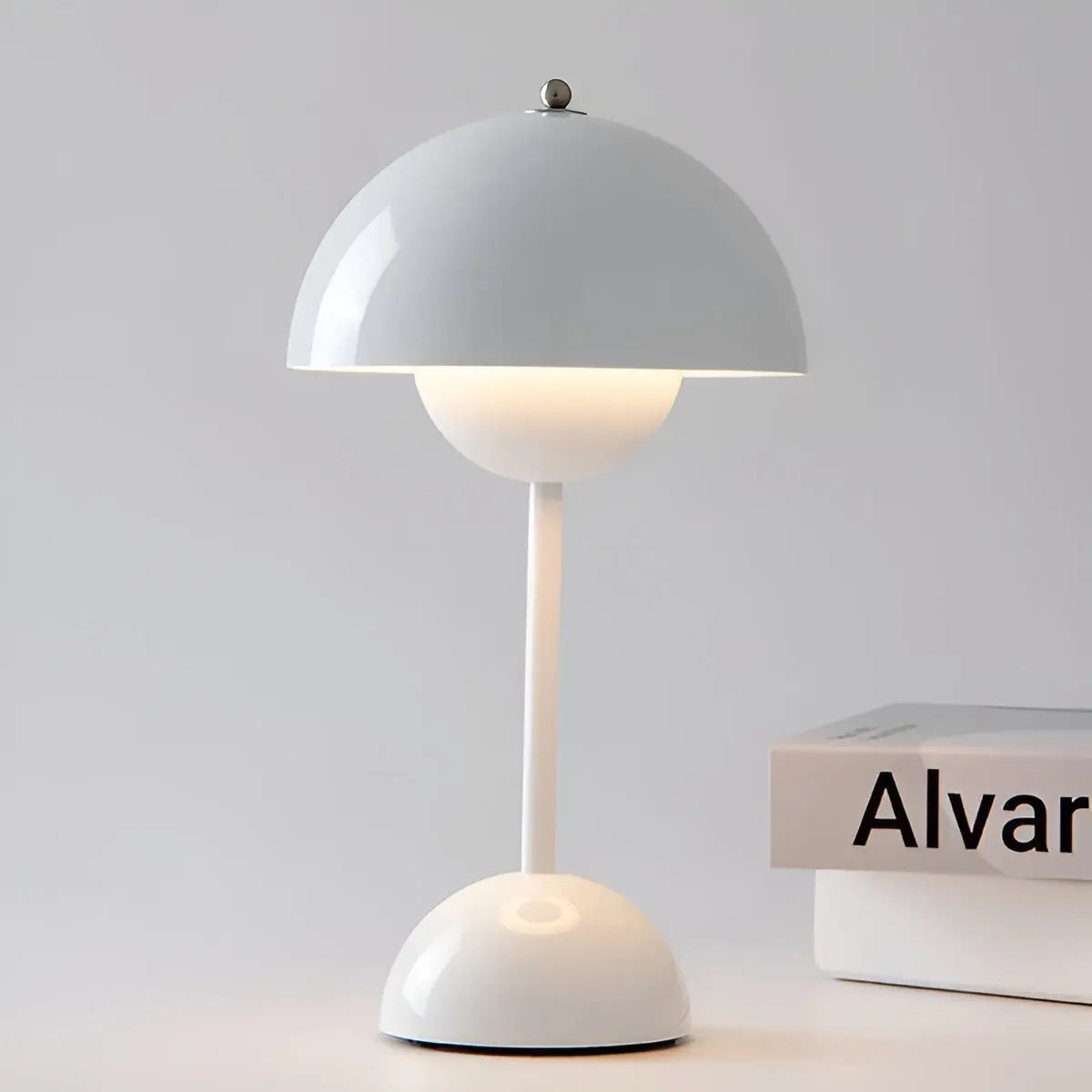 Leger Lampe im skandinavischen Stil als pilzlampe beige oder tischleuchte in Rot und Grau