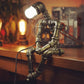 Frendorf | RetroBot™ Eisen Roboter Tischlampe | Vintage LED Leuchte | Stimmungslicht für Zuhause & Büro