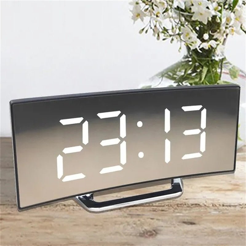 LED Digitaler Wecker – Gebogener Spiegelbildschirm, Tischwecker mit Schlummerfunktion, Elektronisches Tischdisplay, Schlafzimmer- und Wohnkultur