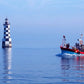 Frendorf | Les Perdrix Leuchtturm und Fischereiboot Wandkunst