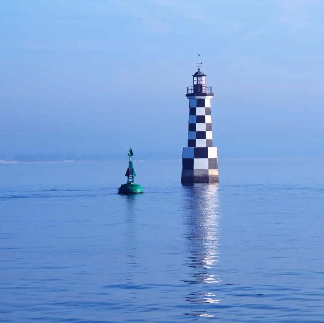 Frendorf | Les Perdrix Leuchtturm und Fischereiboot Wandkunst