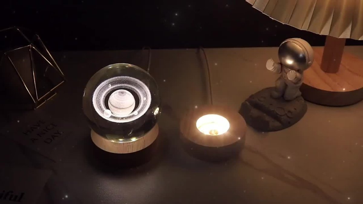 Frendorf | Tischlampe mit der Eleganz des Universums zu Hause