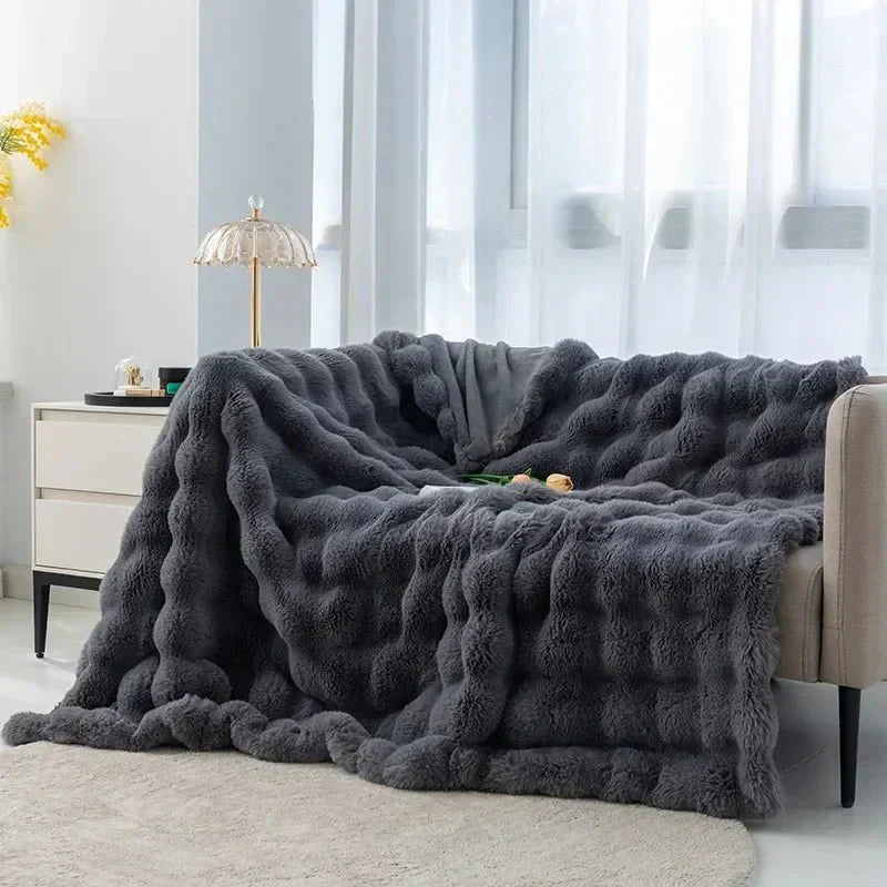 Frendorf | LuxeFluffy – Stilvolle Kunstfell Winterdecke für Komfort