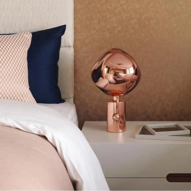 Frendorf | Meltique Moderne LED-Tischlampe | Elegantes Schmelzdesign | Stimmungslicht für Wohn- & Schlafzimmer | In Gold, Chrom & Rot erhältlich