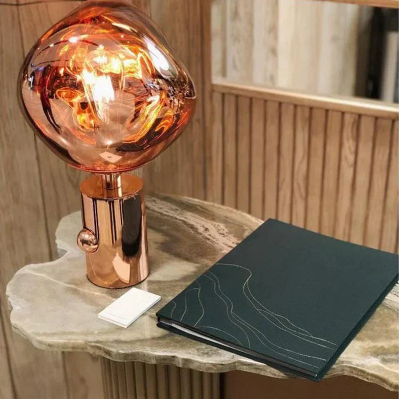 Frendorf | Meltique Moderne LED-Tischlampe | Elegantes Schmelzdesign | Stimmungslicht für Wohn- & Schlafzimmer | In Gold, Chrom & Rot erhältlich