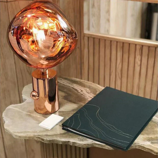 Frendorf | Meltique Moderne LED-Tischlampe | Elegantes Schmelzdesign | Stimmungslicht für Wohn- & Schlafzimmer | In Gold, Chrom & Rot erhältlich