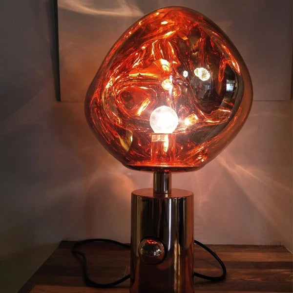 Frendorf | Meltique Moderne LED-Tischlampe | Elegantes Schmelzdesign | Stimmungslicht für Wohn- & Schlafzimmer | In Gold, Chrom & Rot erhältlich