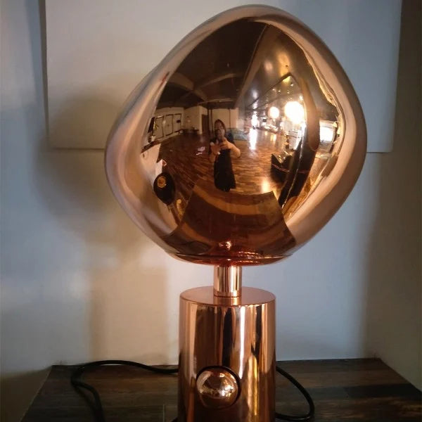 Frendorf | Meltique Moderne LED-Tischlampe | Elegantes Schmelzdesign | Stimmungslicht für Wohn- & Schlafzimmer | In Gold, Chrom & Rot erhältlich