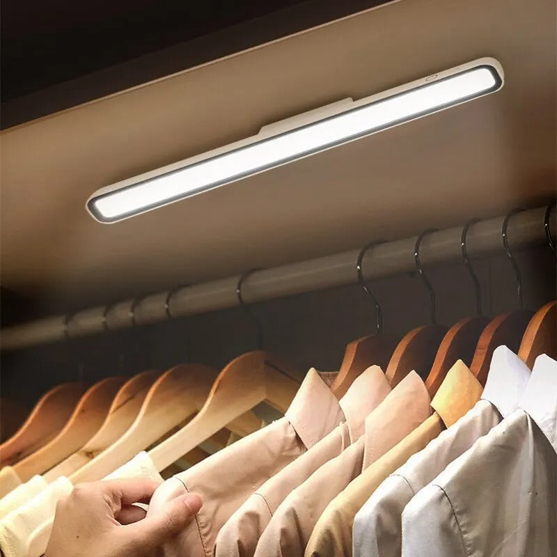 GlowLine – Minimalistische LED Lichtleiste mit Innovativer Funktionalität