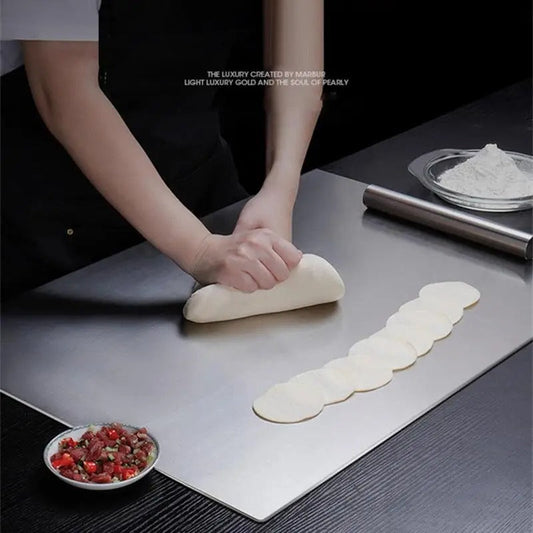Hochwertiges Schneidebrett aus Edelstahl mit Rand – ideal für hausgemachte Pizza, Gebäck und mehr!