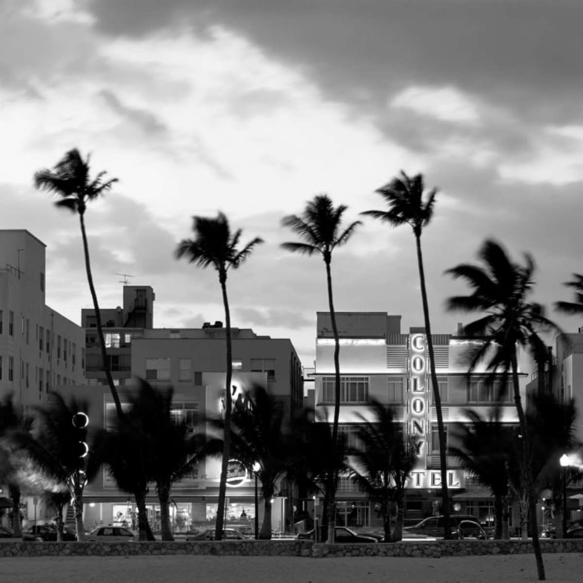 Frendorf | Gebäude bei Dämmerung beleuchtet in Ocean Drive Wandkunst