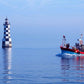 Frendorf | Les Perdrix Leuchtturm und Fischereiboot Wandkunst