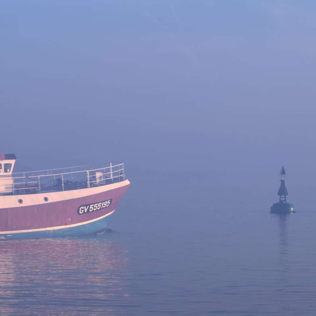 Frendorf | Misty Sunrise und Angelboot in Loctudy Wandkunst