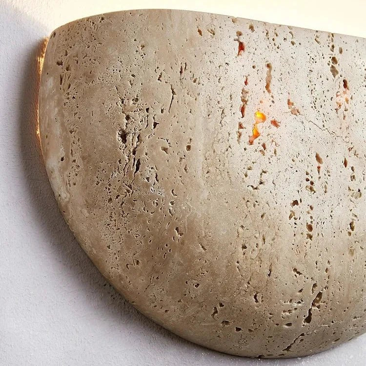 Frendorf | Bringen Sie Charme und Eleganz mit der mittelalterlichen Travertin-Wandleuchte