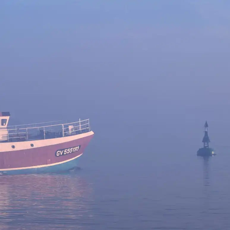 Frendorf | Misty Sunrise und Angelboot in Loctudy Wandkunst