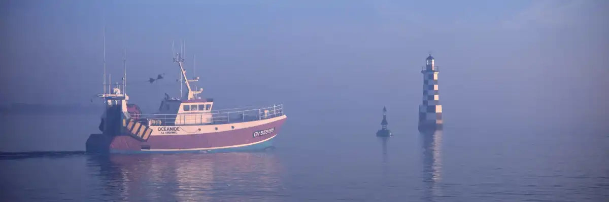 Frendorf | Misty Sunrise und Angelboot in Loctudy Wandkunst