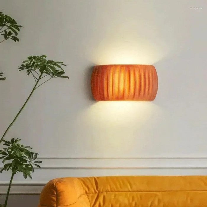 Frendorf | LuxeRib Moderne Art Deco Wandleuchte | Harz & LED Design | Stilvolle Beleuchtung für Zuhause
