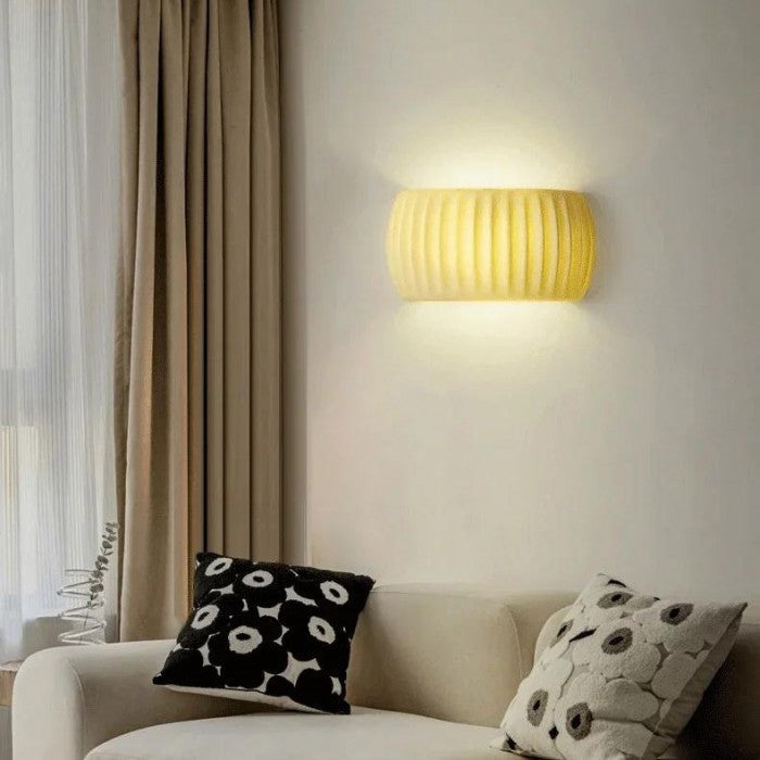 Frendorf | LuxeRib Moderne Art Deco Wandleuchte | Harz & LED Design | Stilvolle Beleuchtung für Zuhause