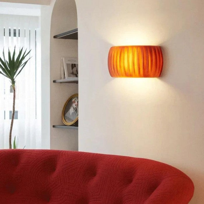 Frendorf | LuxeRib Moderne Art Deco Wandleuchte | Harz & LED Design | Stilvolle Beleuchtung für Zuhause