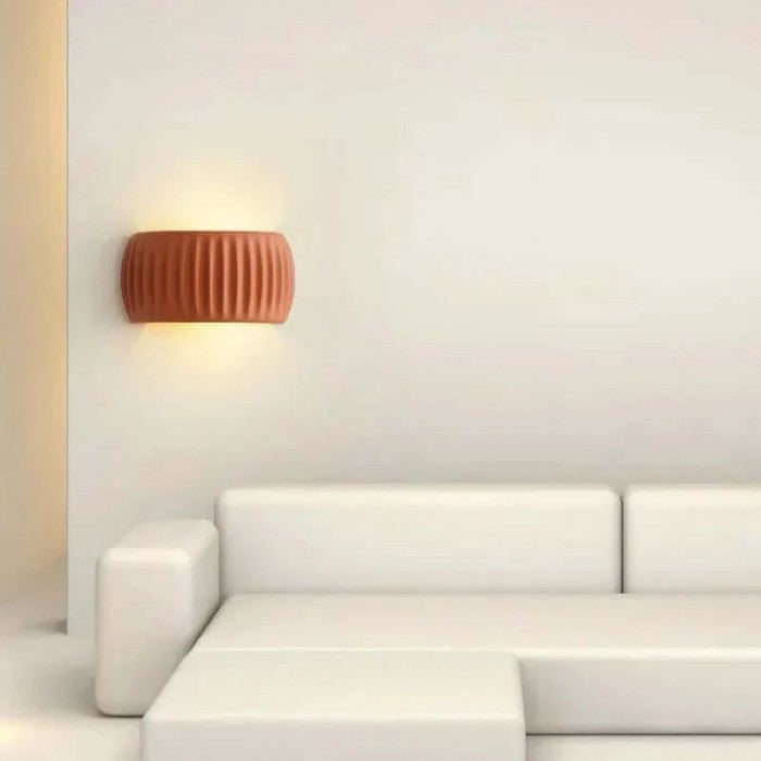 Frendorf | LuxeRib Moderne Art Deco Wandleuchte | Harz & LED Design | Stilvolle Beleuchtung für Zuhause