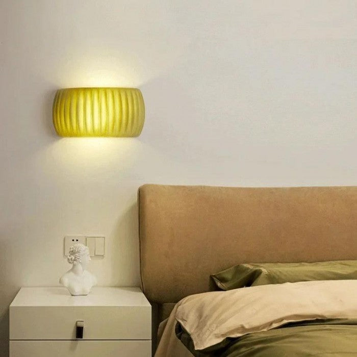Frendorf | LuxeRib Moderne Art Deco Wandleuchte | Harz & LED Design | Stilvolle Beleuchtung für Zuhause