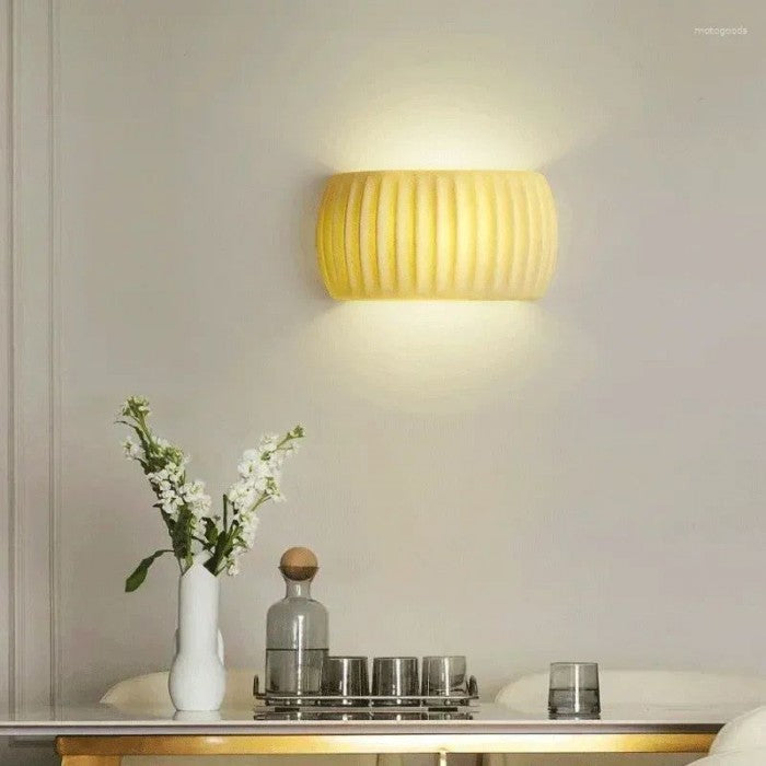 Frendorf | LuxeRib Moderne Art Deco Wandleuchte | Harz & LED Design | Stilvolle Beleuchtung für Zuhause