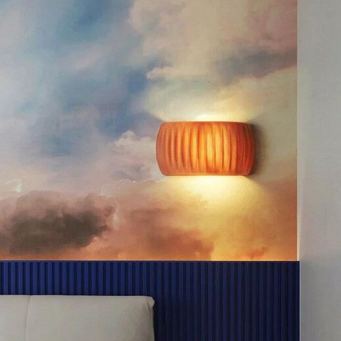 Frendorf | LuxeRib Moderne Art Deco Wandleuchte | Harz & LED Design | Stilvolle Beleuchtung für Zuhause