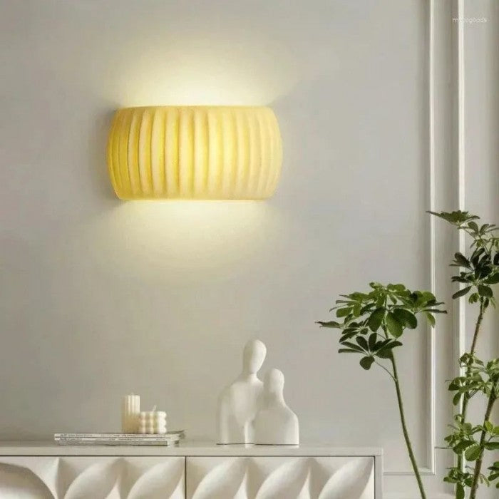 Frendorf | LuxeRib Moderne Art Deco Wandleuchte | Harz & LED Design | Stilvolle Beleuchtung für Zuhause
