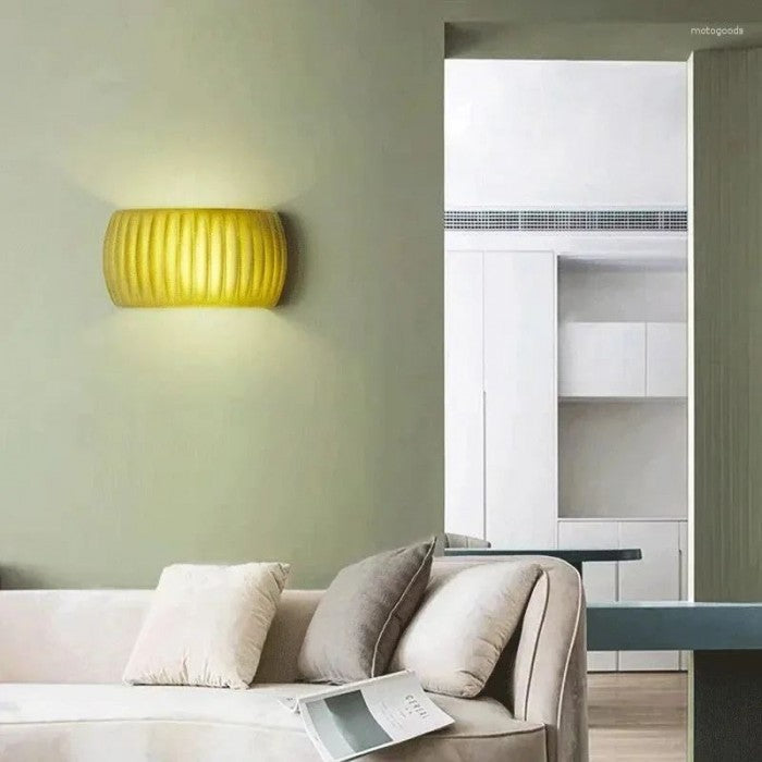 Frendorf | LuxeRib Moderne Art Deco Wandleuchte | Harz & LED Design | Stilvolle Beleuchtung für Zuhause