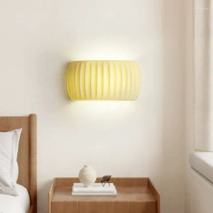 Frendorf | LuxeRib Moderne Art Deco Wandleuchte | Harz & LED Design | Stilvolle Beleuchtung für Zuhause