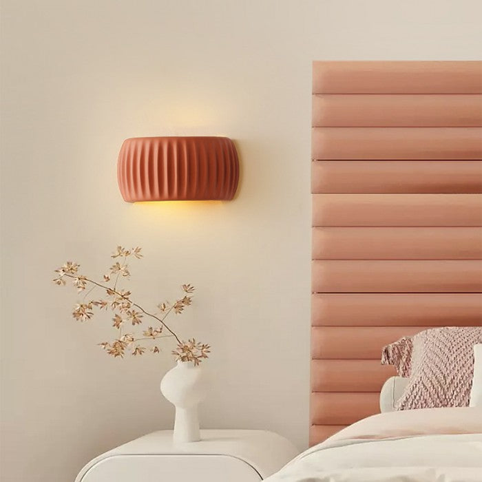 Frendorf | LuxeRib Moderne Art Deco Wandleuchte | Harz & LED Design | Stilvolle Beleuchtung für Zuhause