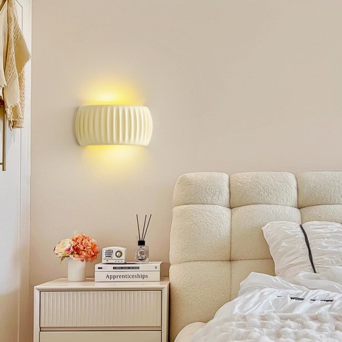 Frendorf | LuxeRib Moderne Art Deco Wandleuchte | Harz & LED Design | Stilvolle Beleuchtung für Zuhause