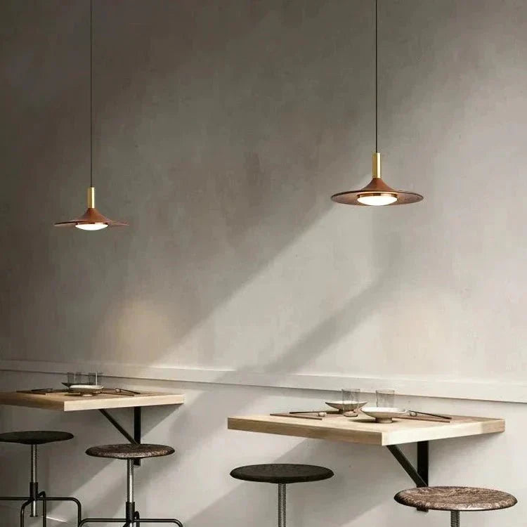 Frendorf | Beleuchten Sie Ihren Raum mit der eleganten LED Pendelleuchte aus Walnussholz