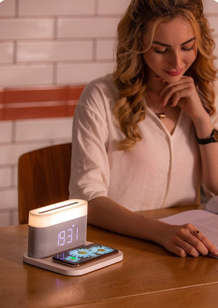 3-in-1-Drahtlosladegerät, Wecker und LED-Lampe