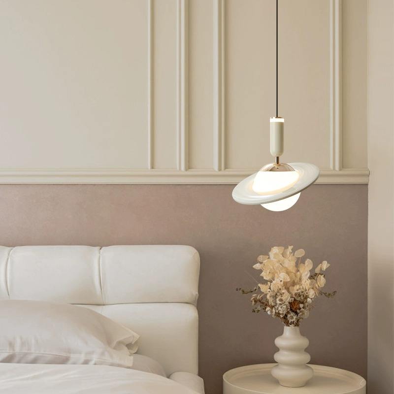 Frendorf | Orbium Saturn Design Pendelleuchte | Modernes Lichtkonzept | Elegantes Raumschiff-Design | Stimmungsvolle Beleuchtung