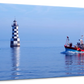 Frendorf | Les Perdrix Leuchtturm und Fischereiboot Wandkunst