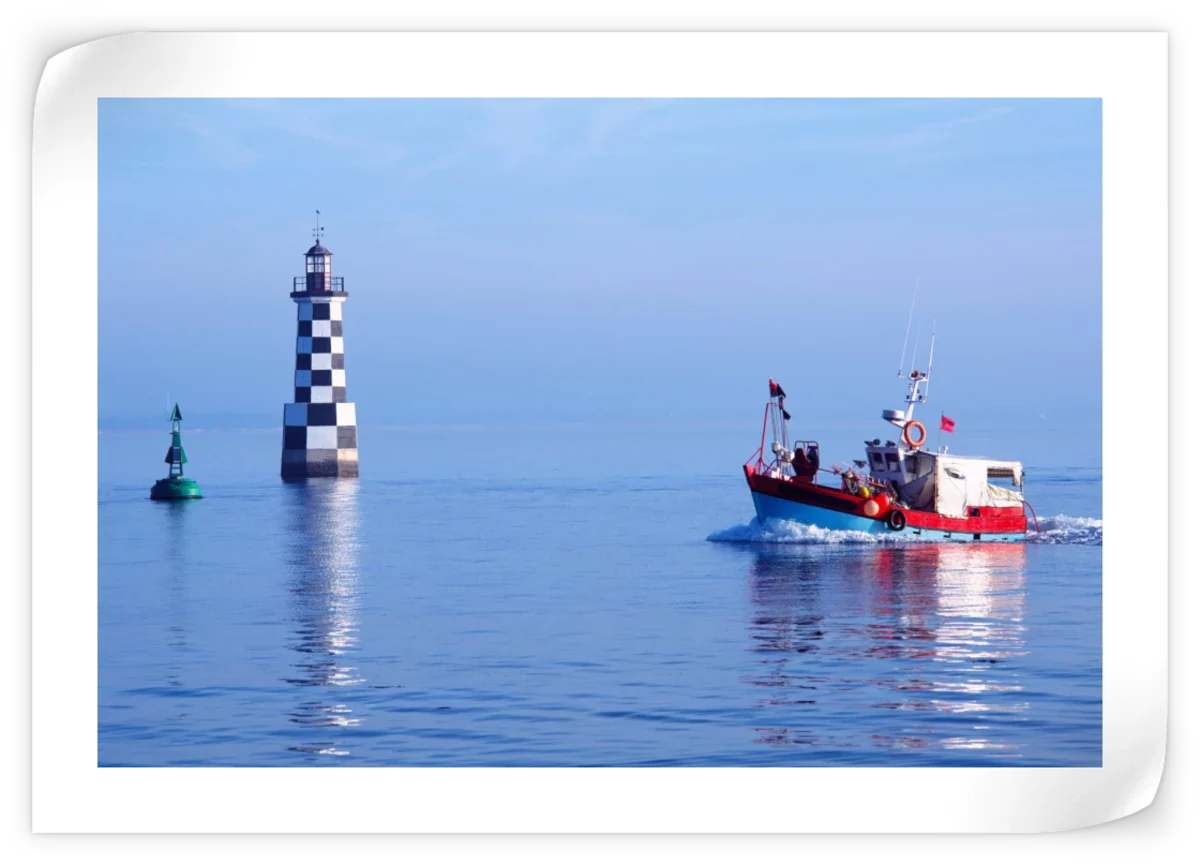 Frendorf | Les Perdrix Leuchtturm und Fischereiboot Wandkunst
