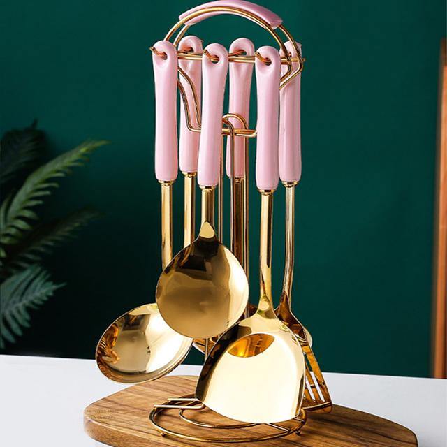 Goldene Küchenutensilien mit Ständer