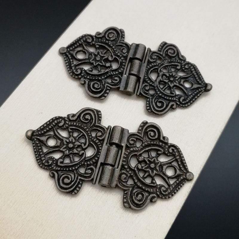 2x Antike Bronze Mini Spitzen Scharnier kleine dekorative Schmuck Holzbox Schrank Tür Stummelscharniere mit Nägeln Möbelzubehör