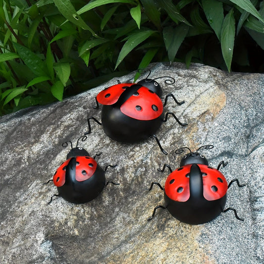 3 Stück/Set Metall Süßes Marienkäfer Skulptur Wandkunst Dekor, Innen Außen Dekorativ, Rote Marienkäfer Hängend Für Garten Hinterhof Veranda Zuhause Patio Rasen Zaun Dekorationen, Kreative Feiertagsdekorationen