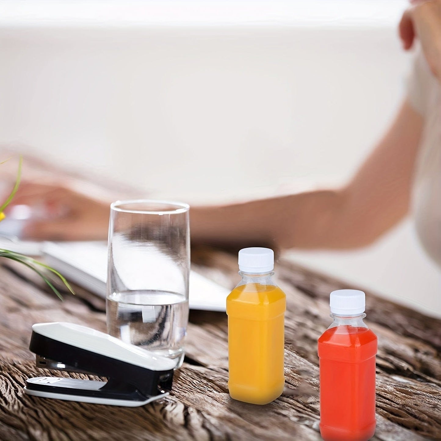 2 Stück, Kunststoffsaftflaschen, 100 ml/3,52 oz dünne Kunststoff wiederverwendbare Wasserbecher, tragbare Trinkbecher, Reagenzflaschen, Laborprobenflasche, Reise-Drinkware