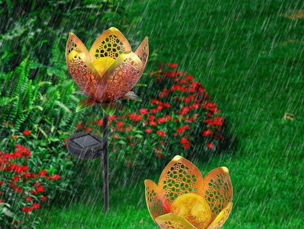 Frendorf | SolarBloom Gartenleuchte mit Blumenmuster | Solarbetriebene Wegleuchte | Außenbeleuchtung für Garten & Terrasse