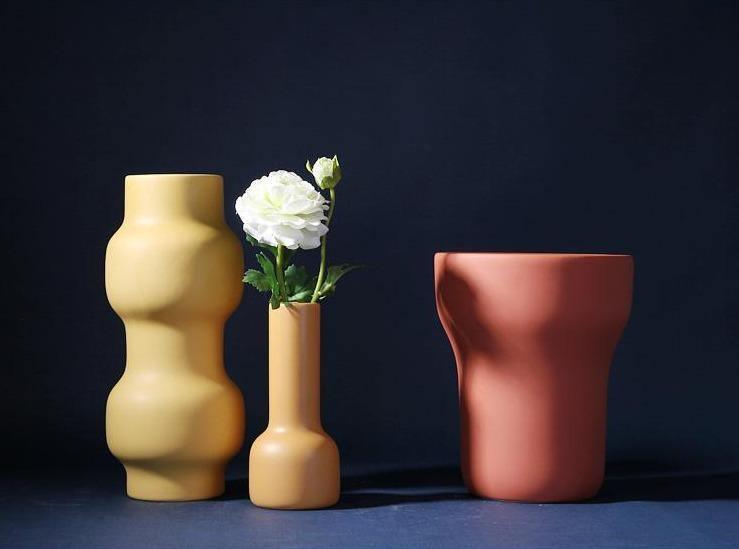 Frendorf | BerryBloom Keramik-Blumenvase | Warme Farbpalette | Elegantes Design | Perfekte Dekoration für Zuhause